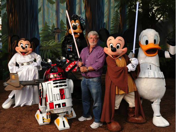 size_590_George_Lucas_posa_em_2010_com_personagens_da_Disney_com_roupas_inspiradas_na_saga_Star_Wars.jpg
