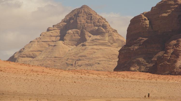 wadi-rum---montanha-piramidal-1582297863057_v2_750x421.jpg