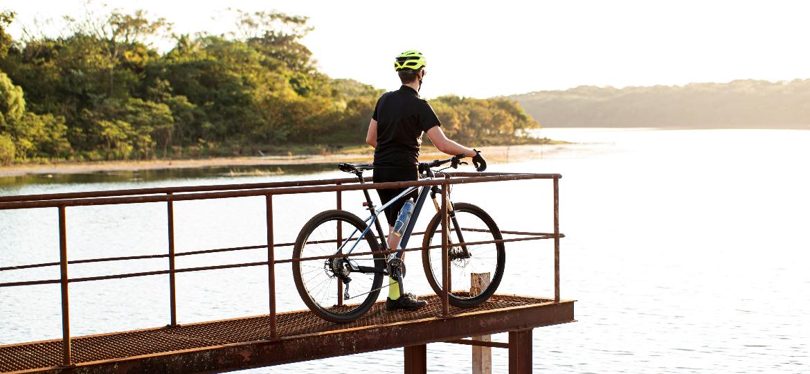 Passeios de algumas horas por trilhas ou viagens de longa distância estão entre as opções de roteiros de cicloturismo no Brasil - Getty Images