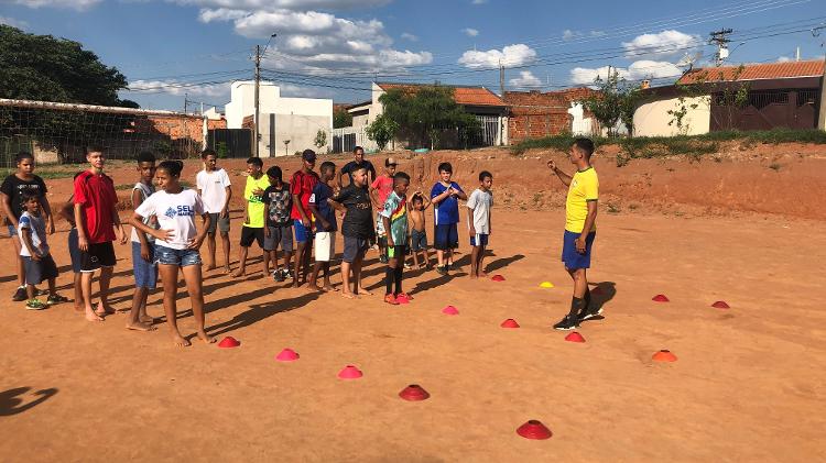Marcos Paulo dá aula de futebol a crianças de comunidade carente no interior de SP - Vítor Lelis/UOL - Vítor Lelis/UOL
