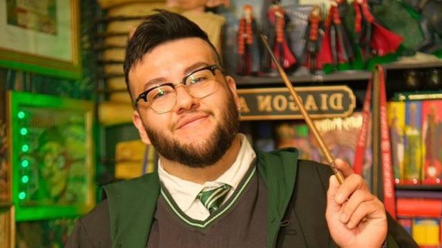 Hector Garcia segurando varinha mágica e fantasiado com uniforme dos filmes Harry Potter