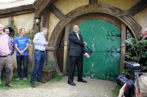 Pub Hobbit – Green Dragon, na Nova Zelândia, sendo inaugurado pelo Primeiro Ministro John Key