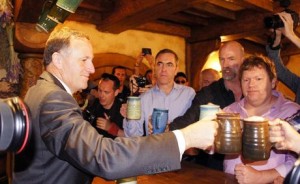 Primeiro Ministro John Key brinda no Green Dragon