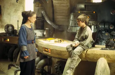 padme-anakin-star-wars-episode-7-first-look-set-pictures-tatooine-is-nothing-like-you-remember.jpe