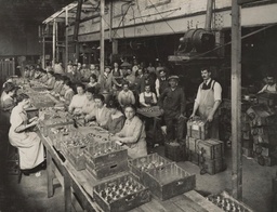 em-imagem-de-1916-mulheres-trabalham-em-fabrica-de-municao-em-londres-1430937840378_615x470.jpg