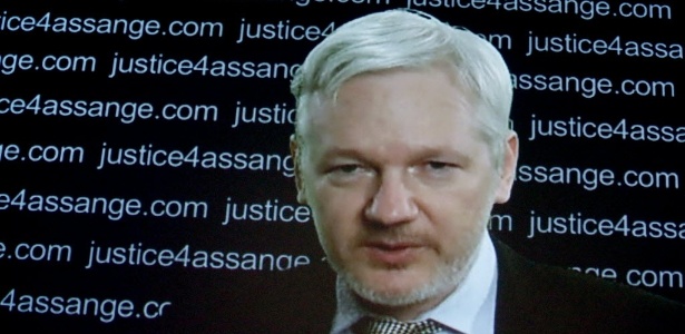 5fev2016---o-fundador-do-wikileaks-julian-assange-e-visto-em-tela-de-tv-durante-pronunciamento-via-videoconferencia-ele-esta-refugiado-na-embaixada-do-equador-em-londres-ha-cerca-de-35-anos-com-o-1454684044272_615x300.jpg