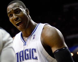 dwight-howard-reclama-com-arbitro-durante-partida-do-orlando-magic-1299423924364_250x200.jpg