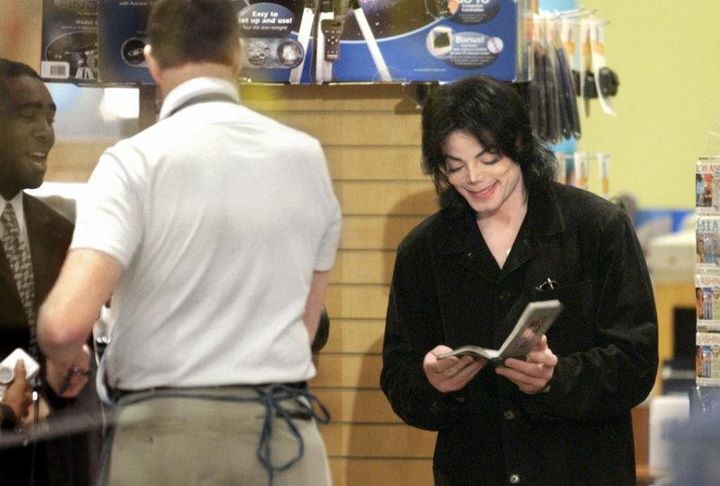 Mike-what-are-u-reading-michael-jackson-29603016-720-486.jpg