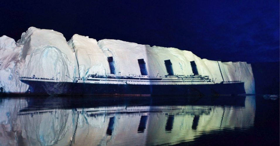 projecao-do-navio-titanic-em-um-iceberg-de-500-metros-no-mar-da-groenlandia-a-projecao-foi-criada-pelo-iluminador-suico-gerry-hofstetter-para-celebrar-o-centenario-do-naufragio-do-navio-em-15-de-abril-1334355574002_956x500.jpg