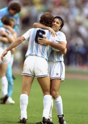 jogadores-da-argentina-comemoram-a-vitoria-contra-o-brasil-na-copa-de-1990-1478728766009_300x420.jpg