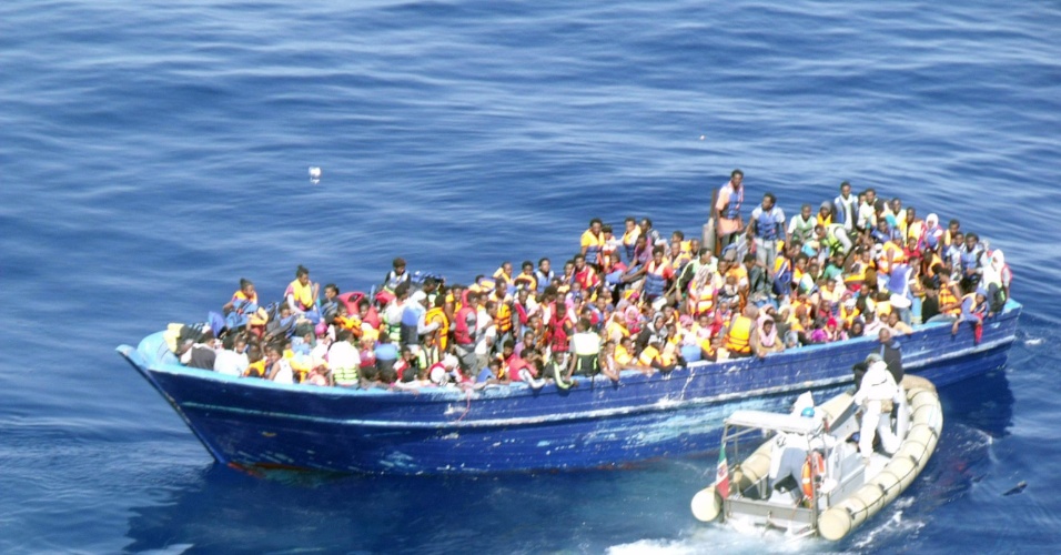 22ago2015---barco-com-refugiados-e-resgatado-no-estreito-da-sicilia-na-costa-da-italia-a-guarda-costeira-italiana-anunciou-neste-sabado-22-que-tenta-socorrer-quase-3000-imigrantes-a-deriva-no-mar-1440261429540_956x500.jpg