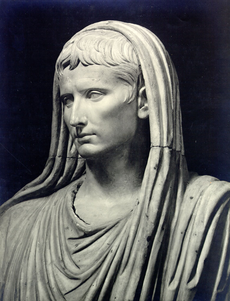 Augustus_as_pontifex_maximus.jpg