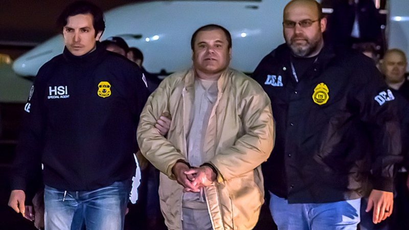 El Chapo em 19 de janeiro de 2017, sob custódia com agentes policiais