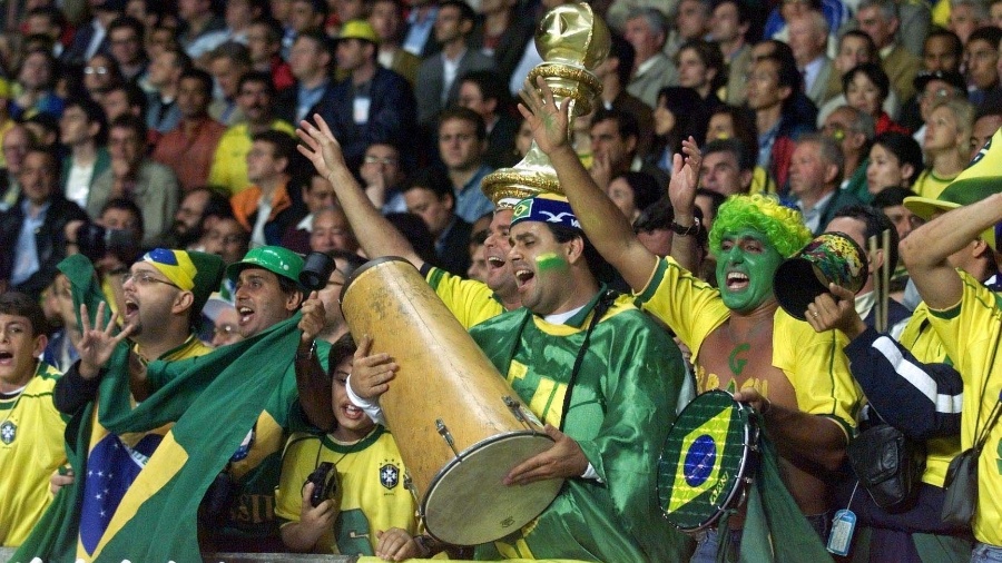 27jun1998---torcida-brasileira-faz-a-festa-durante-a-vitoria-por-4-a-1-do-brasil-sobre-o-chile-pelas-oitavas-da-copa-do-mundo-1998-1366758565763_900x506.jpg