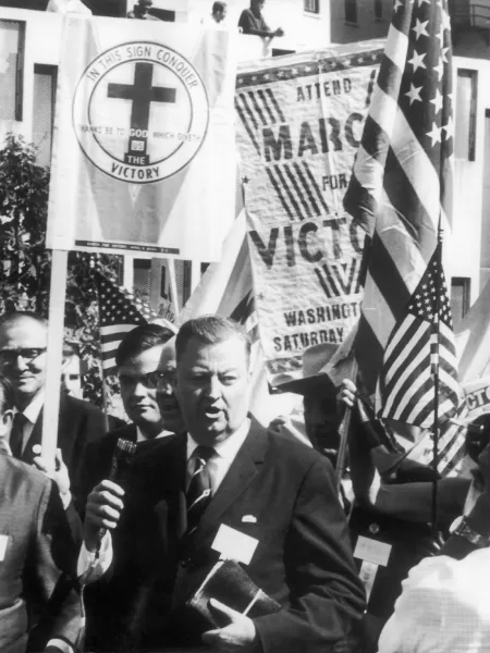 Carl McIntire em marcha realizada em Washington (EUA), em 1970, pela continuidade da Guerra do Vietnã - Gamma-Keystone via Getty Images - Gamma-Keystone via Getty Images