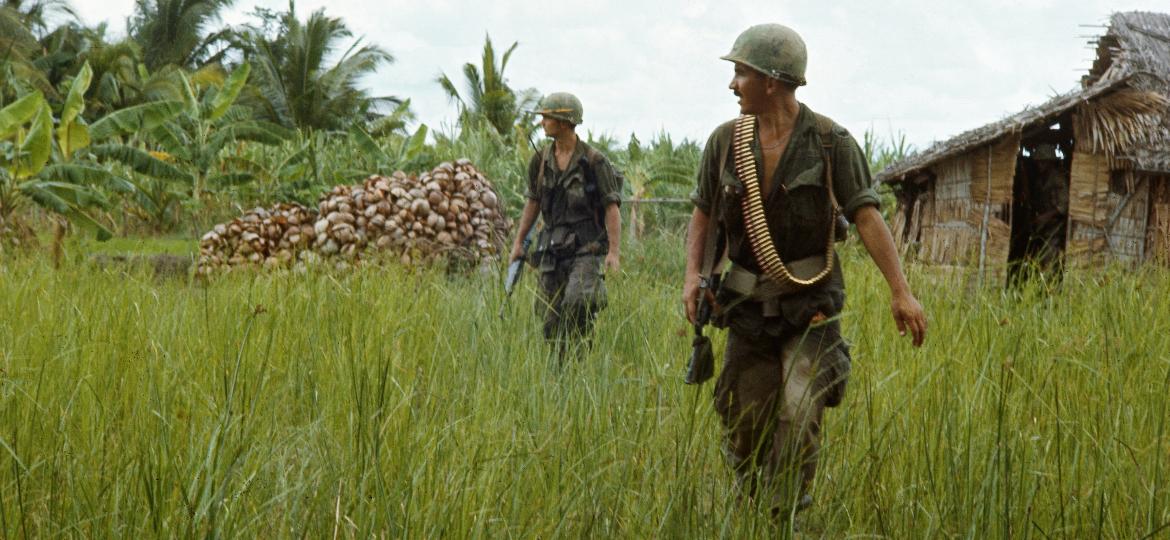 Soldados americanos durante a Guerra do Vietnã: o parque temático iria reproduzir paisagens e vilas do país asiático e cenas de guerra - Bettmann Archive