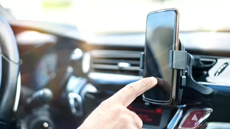 Dirigir carro mexendo celular é proibido, mas legislação permite fazer chamadas telefônicas no viva-voz do automóvel - Getty Images - Getty Images
