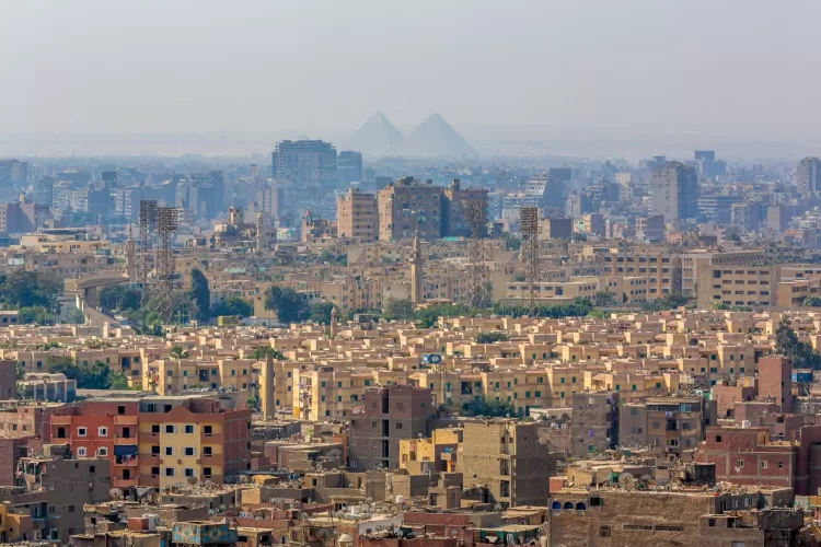 vista-da-cidade-do-cairo-no-egito-com-as-piramides-ao-fundo-1644597223002_v2_750x1.jpg.webp