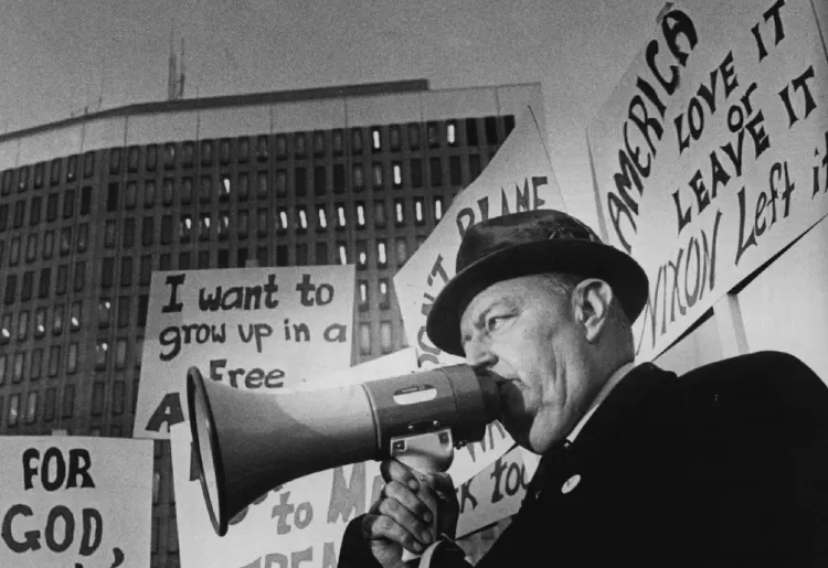 O reverendo fundamentalista Carl McIntire liderando, em 1972, protesto contra o presidente Nixon - Denver Post via Getty Images - Denver Post via Getty Images
