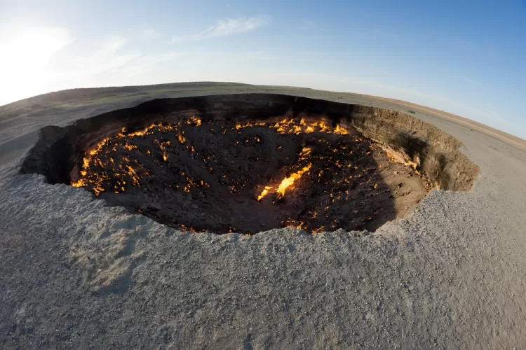 O buraco fica no meio do deserto de Karakum, no Turcomenistão - Getty Images - Getty Images