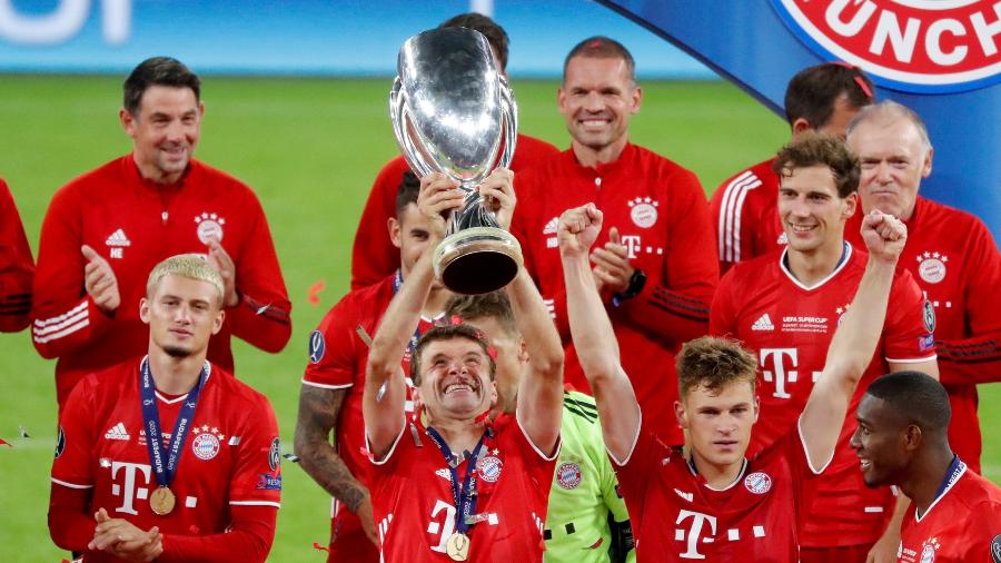 Thomas Muller ergue troféu da Supercopa da Europa após Bayern de Munique vencer Sevilla na prorrogação - Bernadett Szabo - Pool/Getty Images