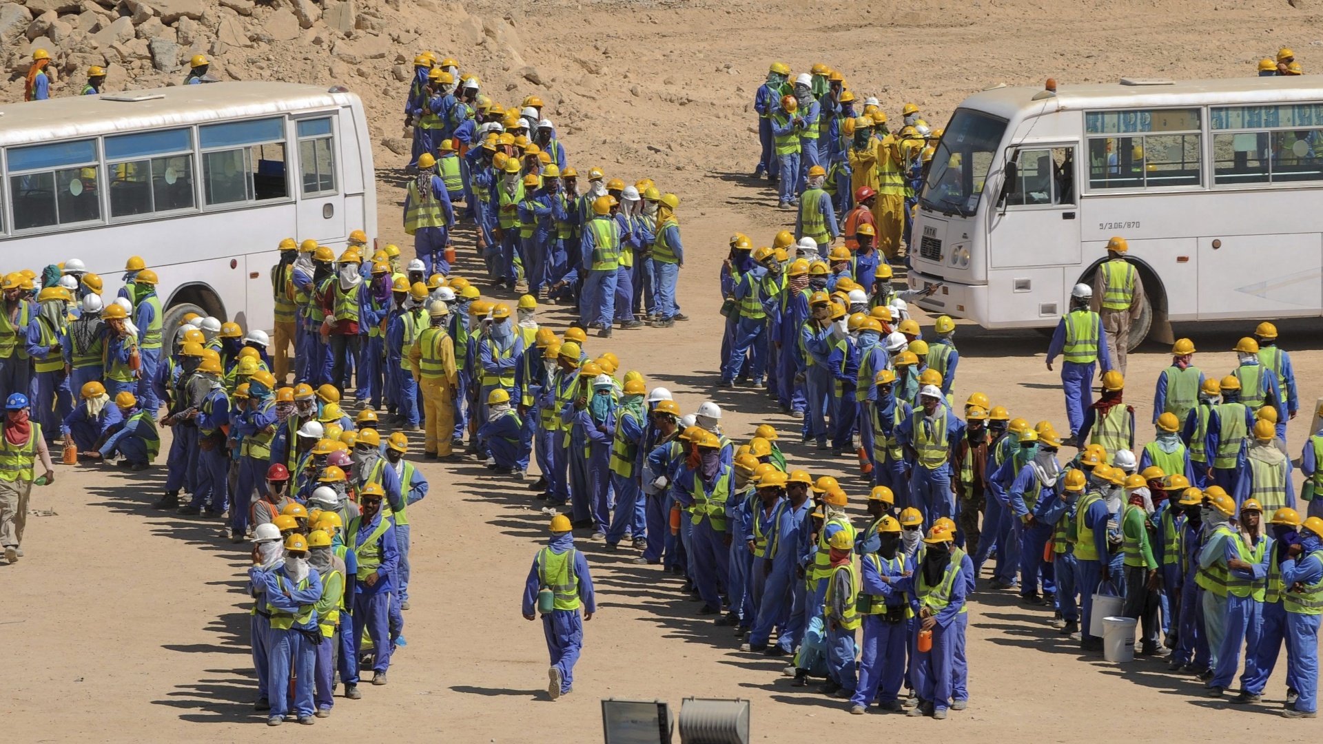 19112013---trabalhadores-imigrantes-em-obra-da-copa-de-2022-no-qatar-1385060652507_1920x1080.jpg