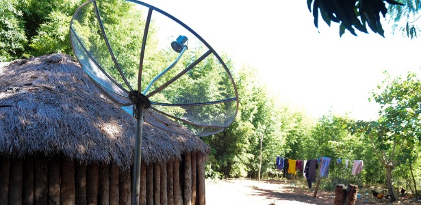 Antena parabólica é usada em residência de índios da Aldeia Sassoró - Junior Lago/UOL