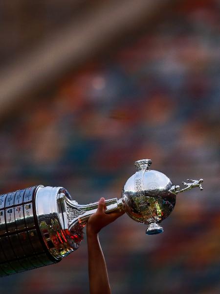 Cobiçado troféu da Libertadores voltará a ser disputado a partir de 15 de setembro - Manuel Velasquez/Getty Images