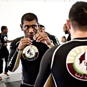 marcelo-bernardo-um-dos-professores-de-jiu-jitsu-brasileiros-que-estao-treinando-as-forcas-armadas-do-qatar-para-a-copa-1537571184957_v2_300x300.jpg