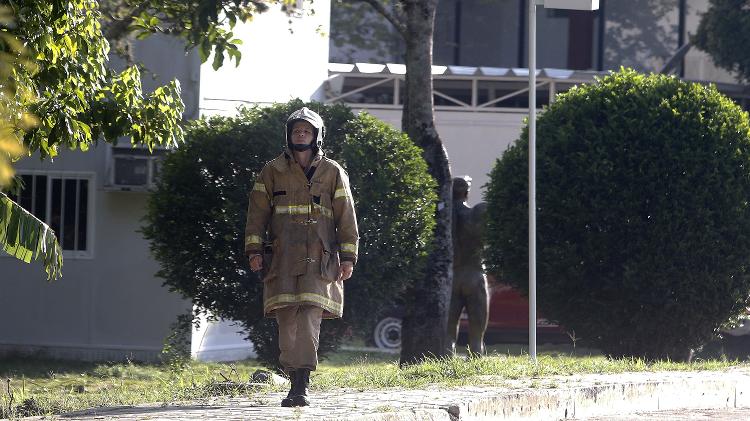 bombeiro-trabalha-no-ninho-do-urubu-apos-incendio-1549639477786_v2_750x421.jpg