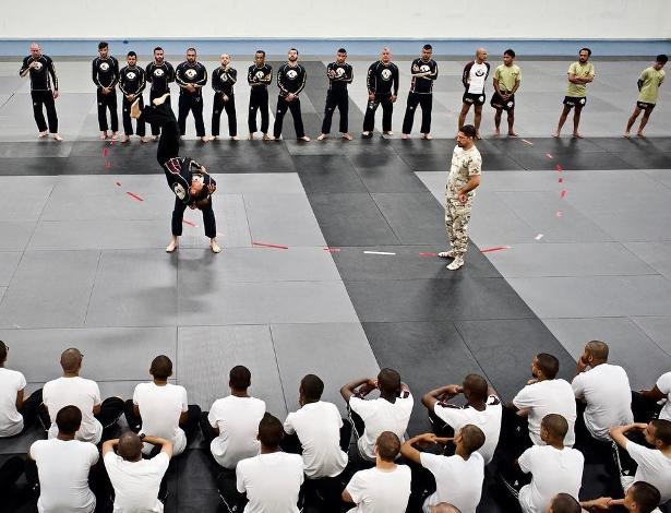 aula-de-jiu-jitsu-para-soldados-das-forcas-armadas-do-qatar-visando-a-copa-do-mundo-de-2022-1537571572848_v2_615x470.jpg