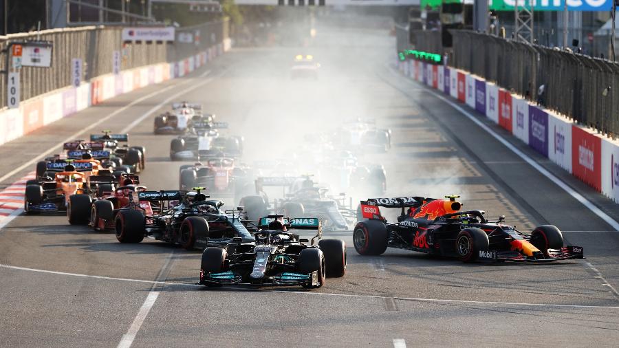 Hamilton erra na relargada do GP do Azerbaijão, faltando apenas duas voltas para o final da prova - Clive Rose/Getty Images