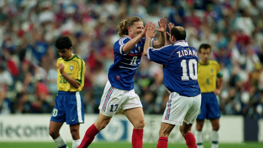 Petit comemora com Zidane após marcar contra o Brasil na final da Copa do Mundo de 1998 - Matthew Ashton/Empics/Getty Images