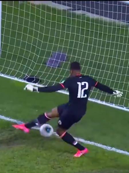 Goleiro Josue Duverger, do Haiti, protagonizou gol contra bizarro contra o Canadá - Reprodução