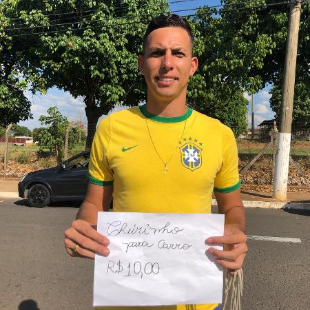 Sem conseguir vaga em clube, jogador Marcos Paulo vende cheirinho para carro  - Vítor Lelis/UOL