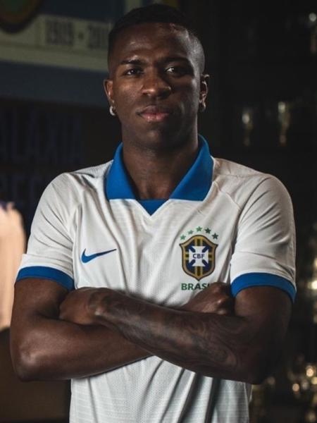 vinicius-junior-posa-com-nova-camisa-da-selecao-brasileira-1554860751718_v2_450x600.jpg