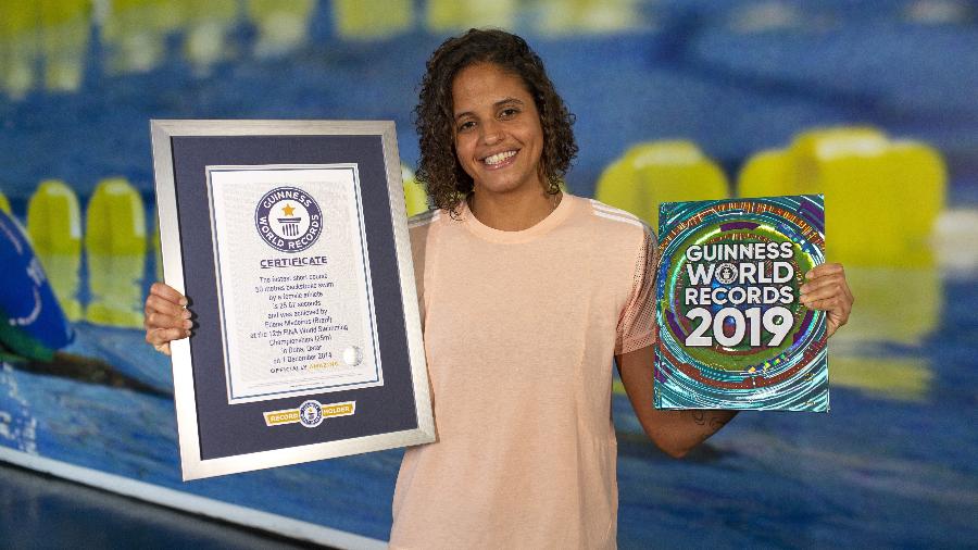 etiene-medeiros-e-o-certificado-do-guinness-world-records-pelo-recorde-mundial-dos-50m-em-piscina-curta-de-natacao-1583637115783_v2_900x506.jpg