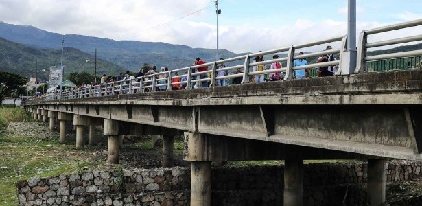 o-trafego-na-ponte-da-fronteira-entre-colombia-e-venezuela-e-quase-totalmente-numa-unica-direcao-sao-raros-os-colombianos-que-atravessam-para-o-outro-lado-1535024376795_615x300.jpg