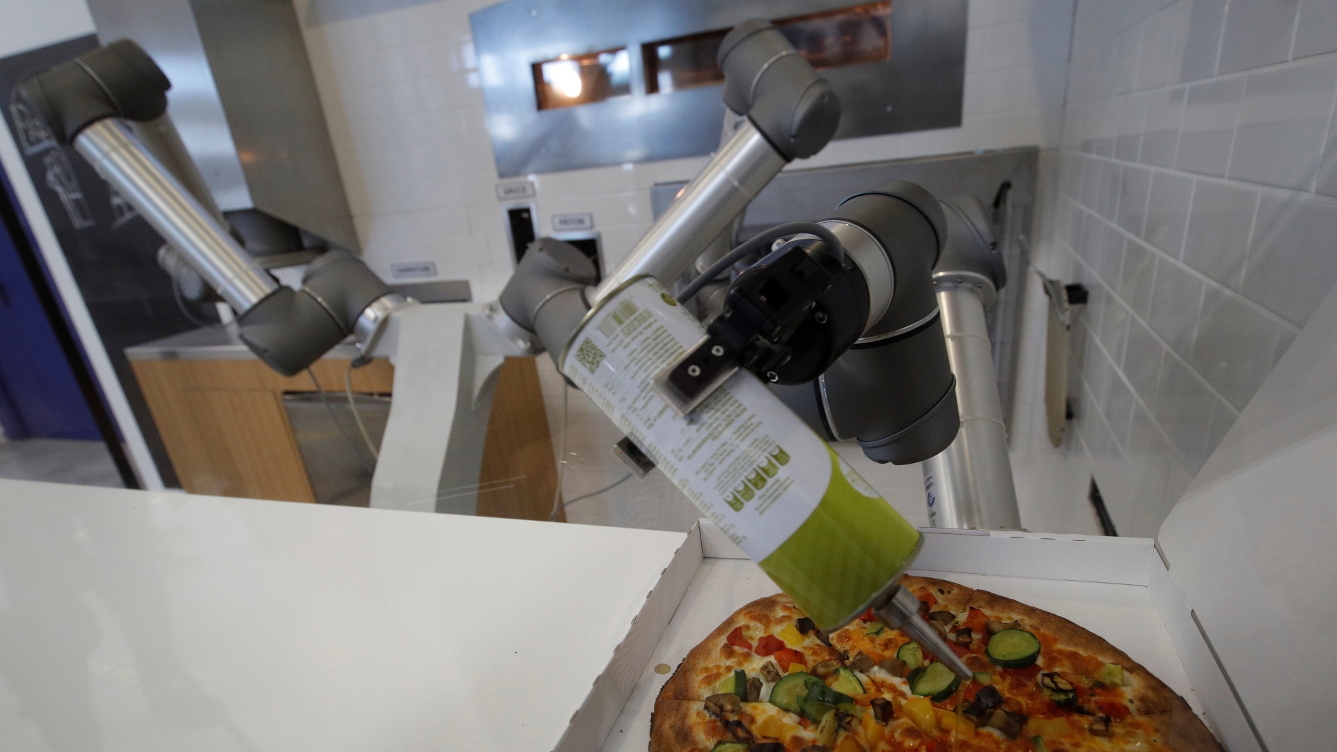 robo-pizzaiolo-prepara-pizza-na-franca-1534197019536_1920x1080.jpg