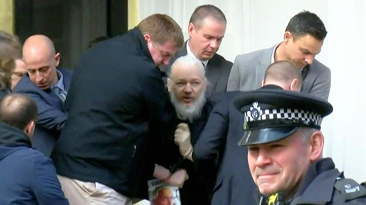 fundador-do-wikileaks-julian-assange-e-preso-na-embaixada-do-equador-em-londres-1554984319117_v2_750x421.jpg