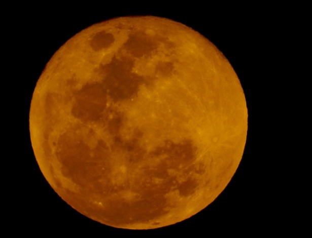 8out2014---fenomeno-lunar-conhecido-como-lua-de-sangue-e-registrado-na-zona-oeste-de-sao-paulo-na-noite-desta-quarta-feira-8-1412810139980_615x470.jpg