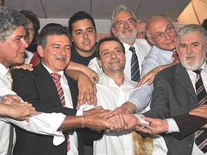 cesare-battisti-com-parlamentares-brasileiros-1553522907612_v2_300x225.jpg