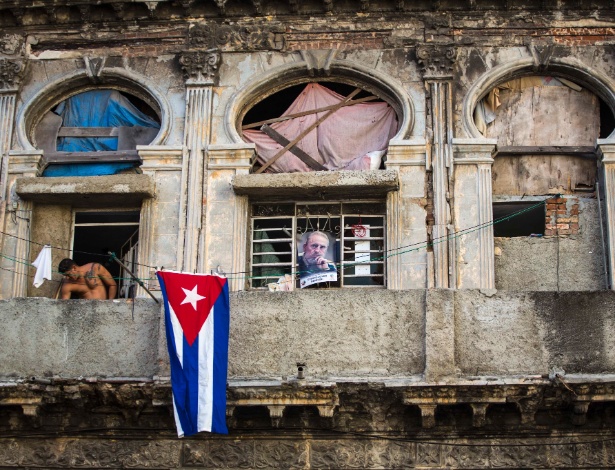 27nov2016---uma-pequena-foto-de-fidel-castro-e-a-bandeira-cubana-decoram-a-frente-de-uma-casa-em-havana-1480266543575_615x470.jpg