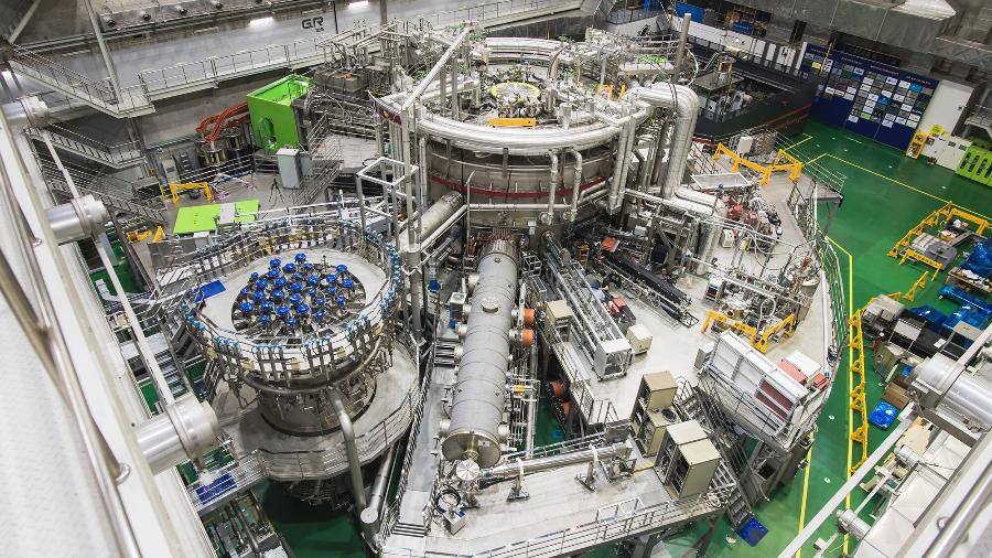 Conhecido como Sol artificial coreano, o Korea Superconducting Tokamak Advanced Research (KSTAR) atingiu 100 milhões de graus Celsius pela primeira vez em 2018 - National Research Council of Science & Technology