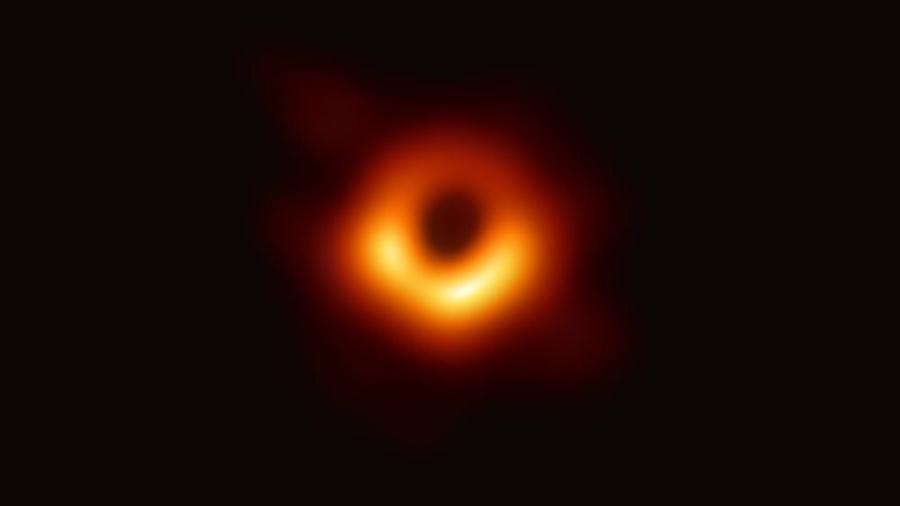 comissao-europeia-apresenta-primeira-imagem-de-um-buraco-negro-no-universo-uma-descoberta-do-telescopio-event-horizon-telescope-1554902608781_v2_900x506.jpg