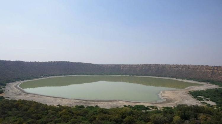 Cratera Lonar e seu lago salino no estado indiano de Maharashtra - Getty Images - Getty Images