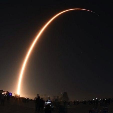 o-foguete-falcon-9-da-spacex-lancado-em-janeiro-de-2020-transportando-60-satelites-starlink-1612793828631_v2_450x450.jpg