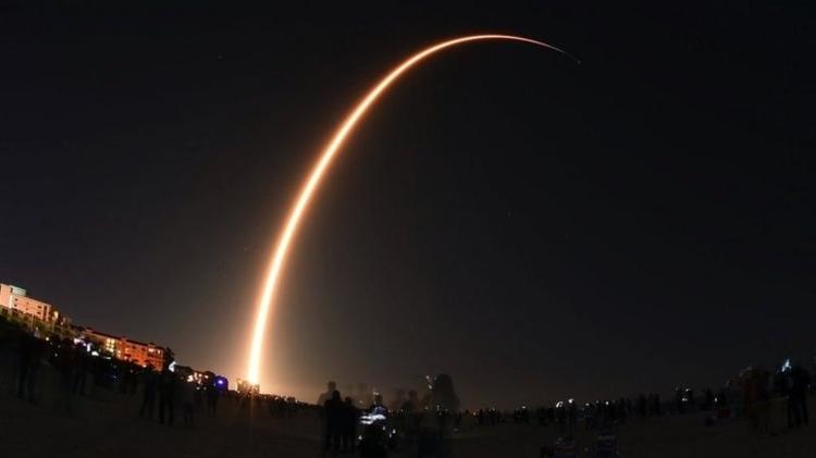 O foguete Falcon 9, da SpaceX, lançado em janeiro de 2020 transportando 60 satélites Starlink - Getty Images - Getty Images
