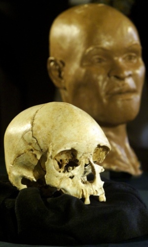 a-reconstituicao-do-rosto-de-luzia-feita-a-partir-do-fossil-considerado-o-mais-antigo-de-um-ser-humano-nas-americas-apresentada-no-museu-nacional-no-rio-1535984598629_300x500.jpg