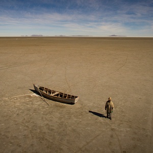 ex-pescador-e-um-barco-abandonado-no-poopo-na-bolivia-o-que-ja-foi-o-segundo-maior-lago-do-pais-tornou-se-uma-vastidao-seca-e-salgada-muitas-familias-que-viveram-de-suas-aguas-durante-varias-geracoes-1544458377845_v2_300x300.jpg